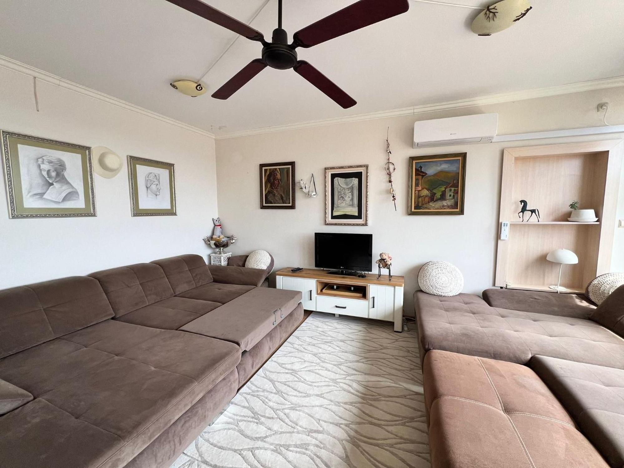Downtown Central Apartment With Working Kitchen, City Views & Free Parking Kazanlŭk المظهر الخارجي الصورة